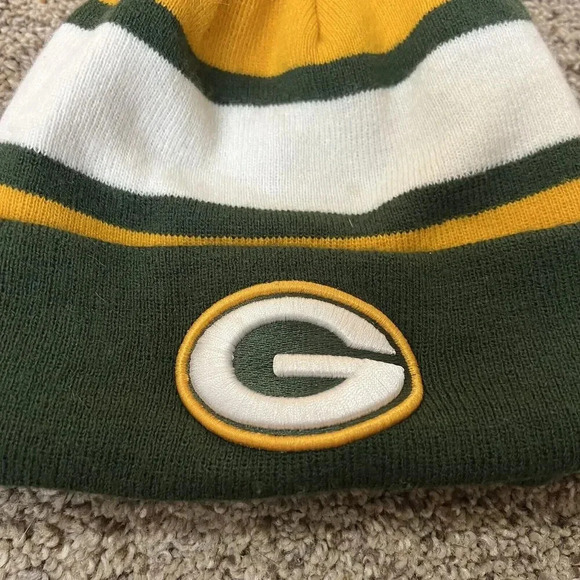 NFL Green Bay Packers Beanie Football Fan Thermal Hat Cap Tassel Poof Sports - Picture 2 of 11